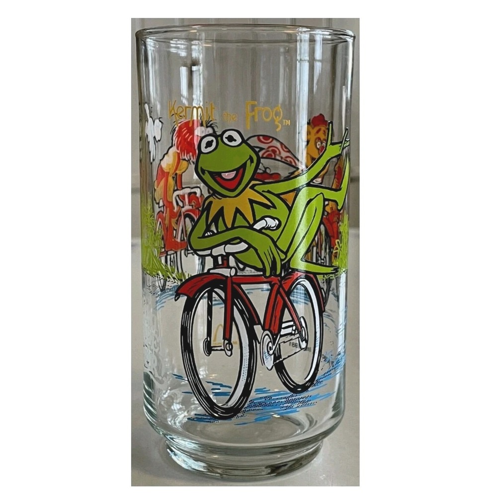 VINTAGE 1981 THE GREAT MUPPET CAPER  Kermit, Fozzie Bear + Animal GLASS Bicycles